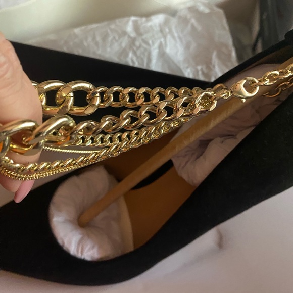 NIB INC International Black Leather Heels with Gold Ankle Chain. - Picture 4 of 7